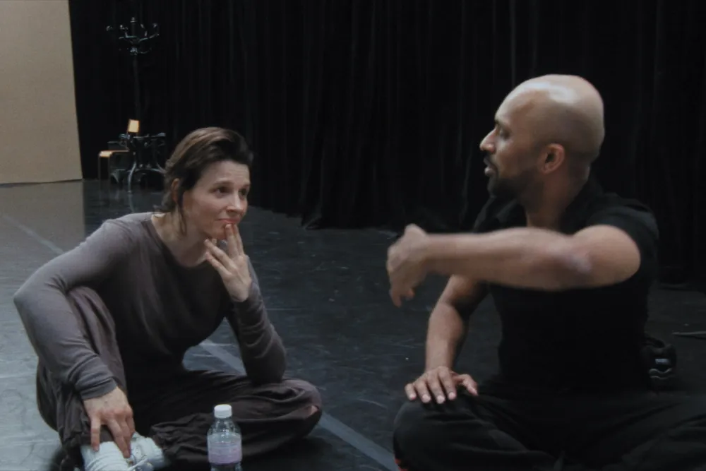 In-I In Motion’ Review: Juliette Binoche Revisits a Daunting but Freeing Artistic Experiment